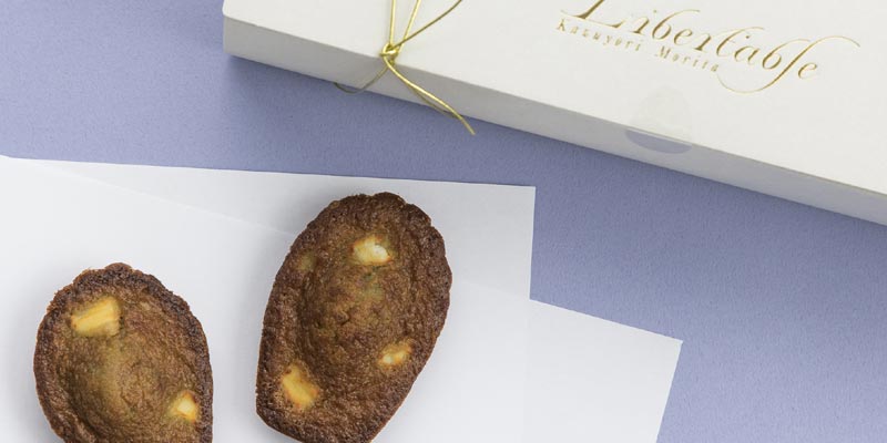 Kue Madeleine aux truffes noir et fromage ini dibuat dari adonan yang kaya akan aroma almond. 