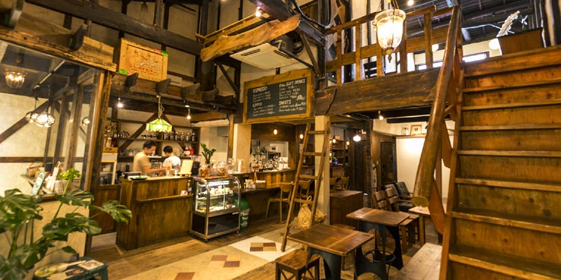 Keunikan Kamee Coffee di Kyoto, Jepang, ini yakni interior kafe seperti meja dan pernak-pernik ala Amerika. 