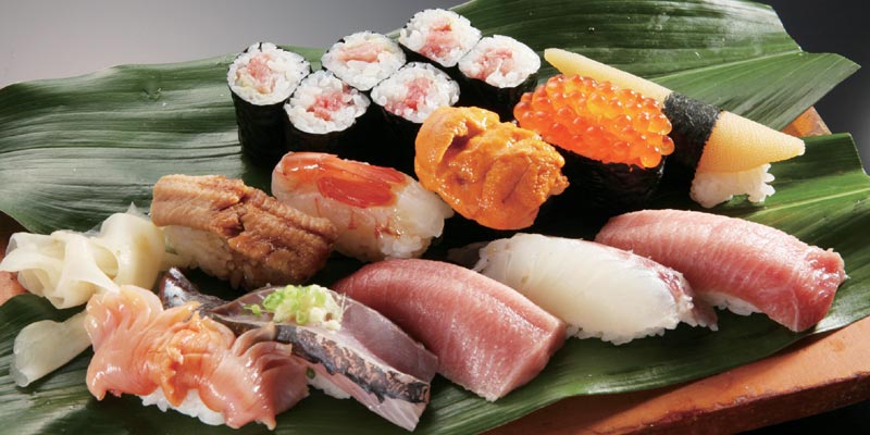 Iso-zushi. Restoran ini menawarkan set sushi yang terdiri dari sushi telur ikan salmon dan uni (daging landak laut) produksi Hokkaido, belut laut dan ikan makarel produksi Kyushu, dan ikan kakap merah produksi Aichi. 