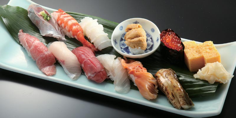 Restoran Sushi-dokoro Yamazaki di Tokyo ini menjual hidangan sushi yang menggunakan bahan ikan segar dari berbagai daerah.
