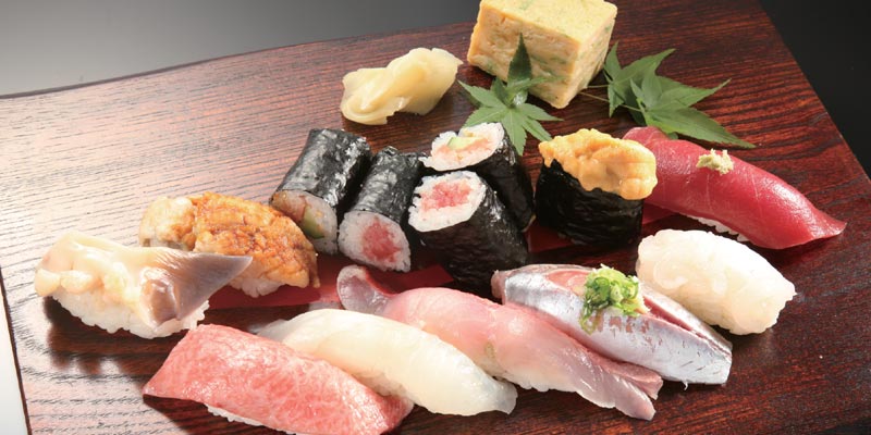 Sushi-dai. Restoran sushi di Tokyo ini terkenal dan banyak dikunjungi oleh wisatawan asing.
