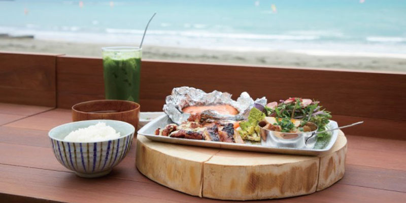 Kamakura adalah sebuah kota yang berada di pesisir pantai Prefektur Kanagawa, selatan Tokyo. Penduduk kamakura menyukai restoran Umizoi no Kikori Shokudo. Restoran ini terletak di Zaimokuza, dan baru dibuka pada April 2017.