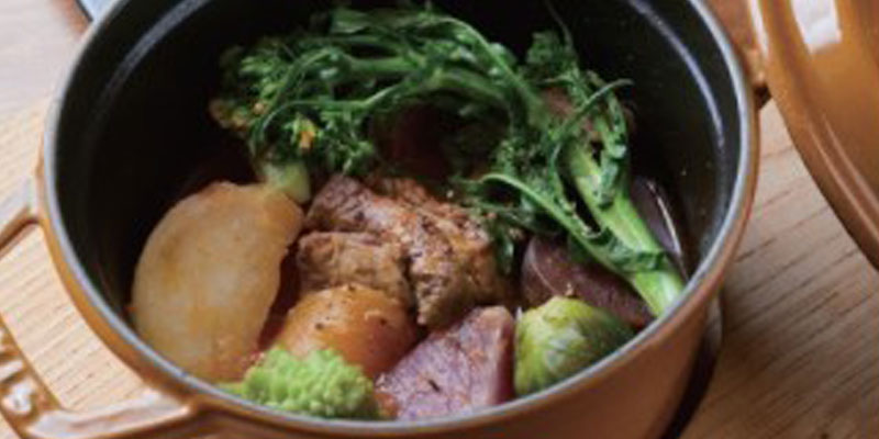 Masakan nabe ala Perancis, Cocotte, yang dibuat dengan menggunakan bahan-bahan lokal seperti sayuran yang diproduksi di Kamakura, Prefektur Kanagawa, selatan Tokyo, Jepang.
