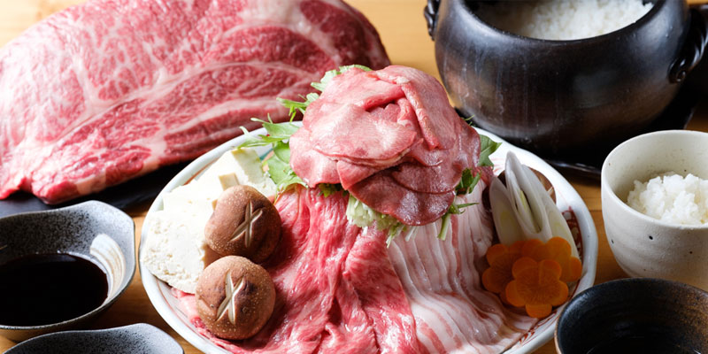 Hanya dengan 4.990 Yen Anda dapat menikmati tiga jenis daging, sayur musiman, dan donabe-gohan (nasi putih yang ditanak dalam donabe atau panci dari keramik) yang menggunakan beras Koshihikari Ounuma hingga kenyang di Restoran Kome to Tori Nagaya no Jirocho, daerah Yurakucho, Tokyo, Jepang.