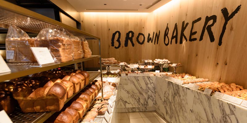 Brown Cafe/Bar, sebuah kafe sekaligus toko roti dibuka di dalam Keihan Mall di Osaka, Jepang pada 17 Maret 2017.