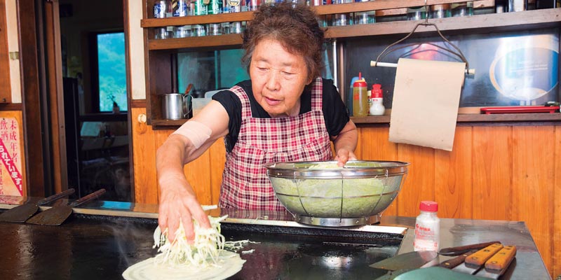 Kota Fujinomiya, Prefektur Shizuoka, Jepang terkenal dengan yakisoba (mi goreng ala Jepang), dan Anda bisa mencicipi makanan ini di kedai terkenal Tenjinbashi yang telah berdiri sejak 20 tahun lalu.