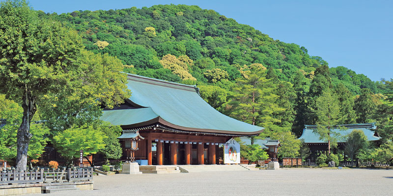 Bila wisatawan berjalan melewati gerbang selatan Kuil Kashihara Jingu di kota Nara, Jepang, maka kuil terluar yang berada di bawah Gunung Fujiyama akan menyambut kita. Kuil Kashihara Jingu dibangun untuk menghormati Kaisar Jimmu (kaisar pertama Jepang) beserta istrinya. 