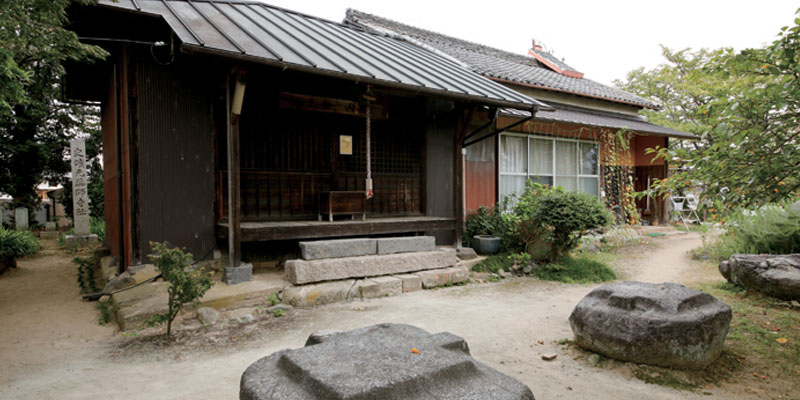 Bagian yang tertinggal dari kuil Motoyakushiji di kota Nara, Jepang, yang dibangun 1.300 tahun yang lalu ini adalah beberapa pasak batu bekas menara.
