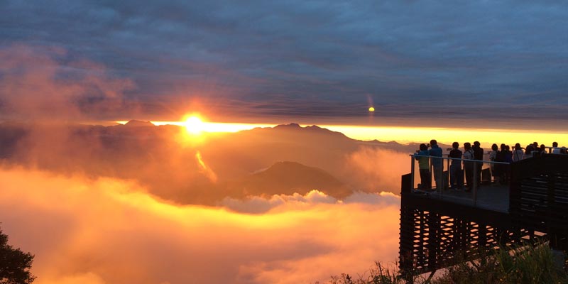 Pegunungan Alpen ala Jepang disebut juga Japanese Alps atau Nihon Arupusu adalah deretan pegunungan yang membentang di Pulau Honshu, utara Jepang. Untuk menikmati pemandangan ini, Anda bisa menyambangi SORA Terrace di puncak Gunung Ryuo.