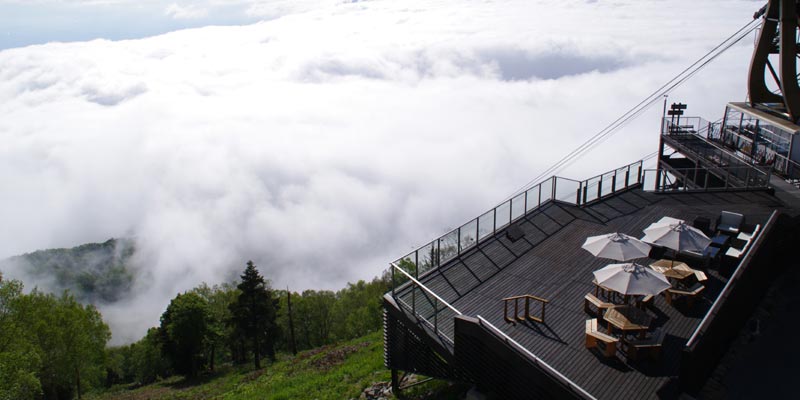 Pegunungan Alpen ala Jepang disebut juga Japanese Alps atau Nihon Arupusu adalah deretan pegunungan yang membentang di Pulau Honshu, utara Jepang. Untuk menikmati pemandangan ini, Anda bisa menyambangi SORA Terrace di puncak Gunung Ryuo.