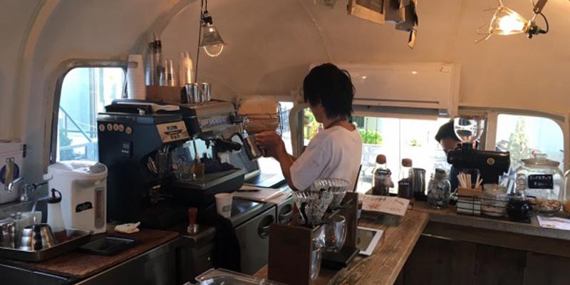 Kafe unik di Tokyo, Jepang. Salah satunya adalah The AIRSTREAM GARDEN yang menempati sebuah kontainer.