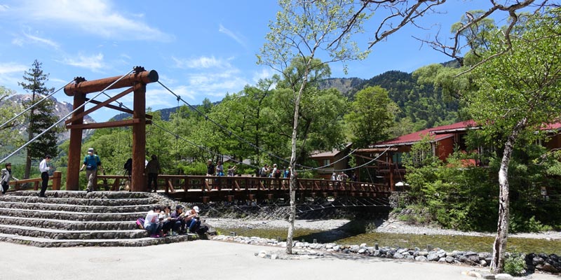 Salah satu trademark dari Prefektur Nagano di Jepang adalah jembatan kayu Kappabashi yang terletak di tengah Danau Taisho dan Meijin yang menghubungkan kedua daratan dari Sungai Azusagawa.