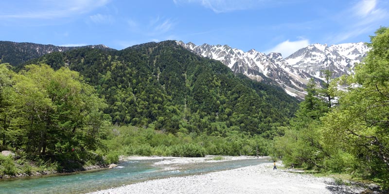 Prefektur Nagano merupakan salah satu lokasi instagramabel yang harus dikunjungi di Jepang karena keindahan alamnya. Deretan pohon Chosenia di antara kedua tepi sungai dengan latar gunung menjadi frame foto yang sangat apik.