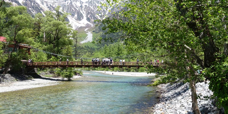 Prefektur Nagano merupakan salah satu lokasi instagramabel yang harus dikunjungi di Jepang karena keindahan alamnya dan pemandian air panasnya yang terkenal. Prefektur Nagano berjarak tempuh sekitar dua jam dengan kereta cepat Shinkansen dari Stasiun Tokyo.