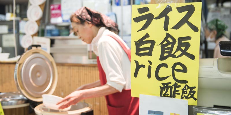 Membeli nasi di toko yang khusus menjual nasi untuk menu katte-don. Kaisen-don adalah nasi dengan tambahan sashimi segar sebagai topping. Kaisen-don dijual di Pasar Washo yang terletak di Kota Kushiro, Hokkaido bagian timur, Jepang.