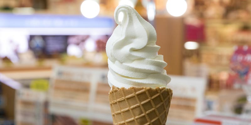 Meski tak bisa dijadikan oleh-oleh, pecinta Shiroi Koibito pasti ingin mencicipi es krim yang dijual dengan harga 340 Yen ini saat berkunjung ke Hokkaido, Jepang.