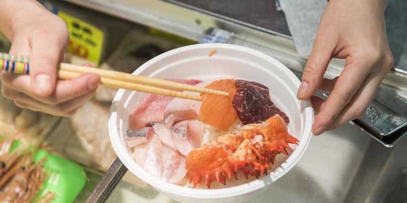 Memilih sashimi untuk kaisen-don. Kaisen-don adalah nasi dengan tambahan sashimi segar sebagai topping. Kaisen-don dijual di Pasar Washo yang terletak di Kota Kushiro, Hokkaido bagian timur, Jepang.