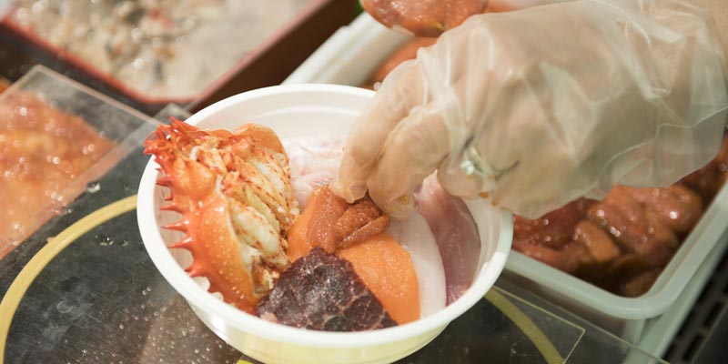 Kaisen-don adalah nasi dengan tambahan sashimi segar sebagai topping. Kaisen-don dijual di Pasar Washo yang terletak di Kota Kushiro, Hokkaido bagian timur, Jepang.
