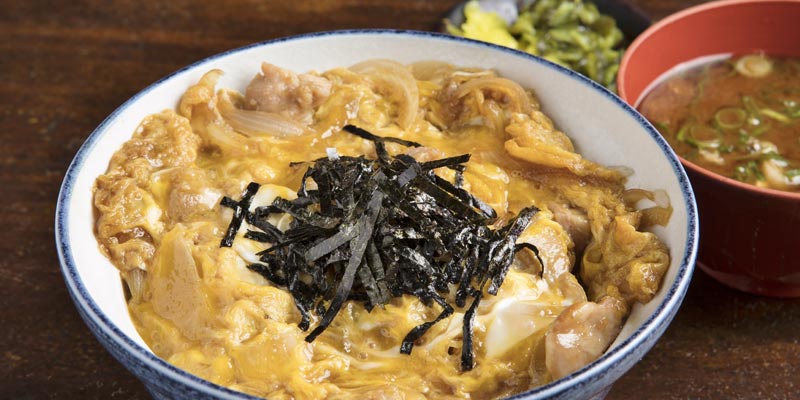 Hidangan Oyakodon (rice bowl dengan topping ayam dan telur) seharga 750 Yen di Restoran Tokyo-an yang terletak di Kota Ogaki, Prefektur Gifu, Jepang.
