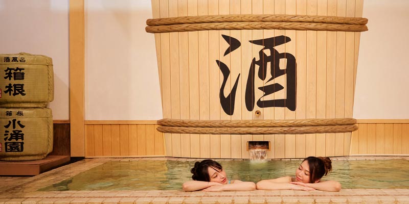 Sake-buro merupakan pemandian air panas atau onsen di Tokyo, Jepang, yang dicampur dengan sake.