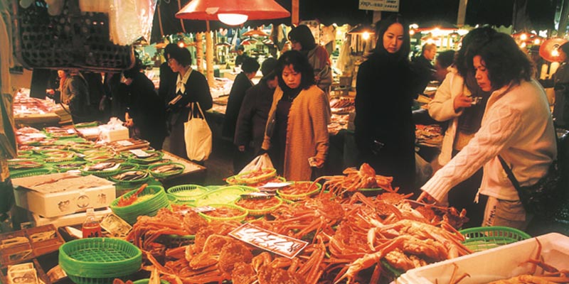 Pasar Omicho Kanazawa merupakan salah satu tujuan wisata yang terkenal di Kanazawa, Jepang. Di sini wisatawan bisa menikmati berbagai hasil laut yang segar dan enak. 
