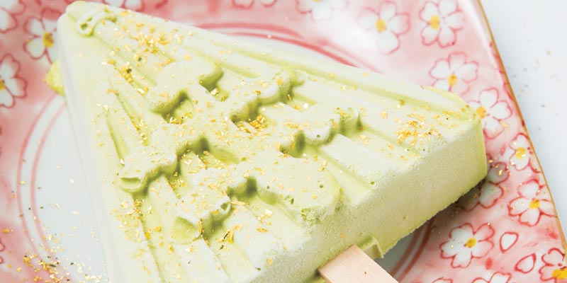 Es krim yang paling populer di Kanazawa Ice Cabang Kanazawa Higashiyama adalah rasa matcha dengan motif pemandangan Yukizuri Kenroku-en di musim dingin. 