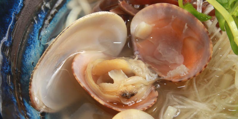 Sup ramen di kedai ramen Kuso Oyaji no Tamerai, Prefektur Nagasaki, Jepang ini memiliki rasa yang lezat karena kaldu dan kerang asari akan direbus begitu ada pesanan.