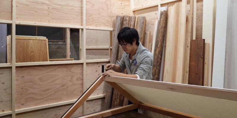 Do It Yourself atau DIY sedang ngetren di Jepang, termasuk di Kota Nagoya. Di sini terdapat toko lifestyle bertema DIY bernama Eight Town yang dibuka sejak 2014. Pelanggan bisa melihat proses pembuatan perabotan rumah tangga serta merakit barang yang akan dibeli di sini.