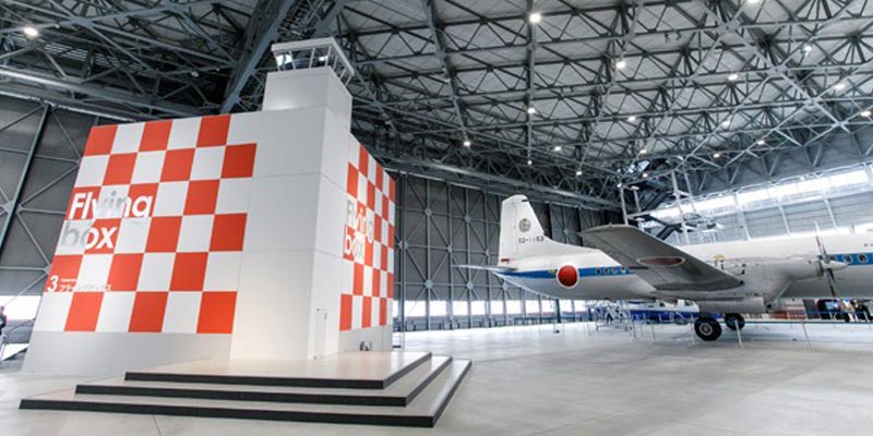 Flying Box di museum pesawat yang berlokasi di Prefektur Aichi, Jepang. Di sini para pengunjung dapat melihat atraksi dengan layar yang menyuguhkan film dengan pemandangan dari atas pesawat hingga akrobat di udara. 