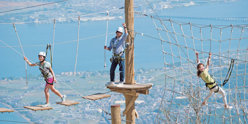 Menikmati Danau Biwa di Prefektur Shiga, bagian timur Kyoto dengan skywalker. Ini adalah aktivitas dengan menggunakan jembatan gantung yang bergoyang jika dilewati, jaring laba-laba di atas ketinggian 1.100 m di atas permukaan laut. Danau Biwa merupakan danau terbesar di Jepang.