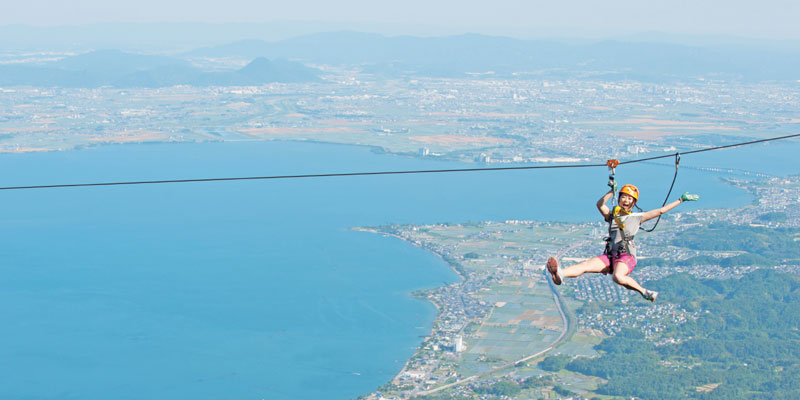 Menikmati Danau Biwa di Prefektur Shiga, bagian timur Kyoto dengan Zipline yakni meluncur di atas kabel yang membentang. Danau Biwa merupakan danau terbesar di Jepang.