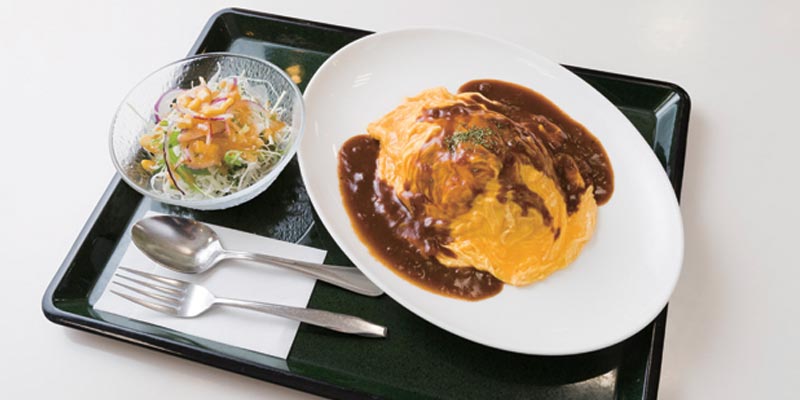 Hidangan omelette rice di Food court di Daimaru, Kyoto, Jepang yang dijual dengan harga 900 Yen.