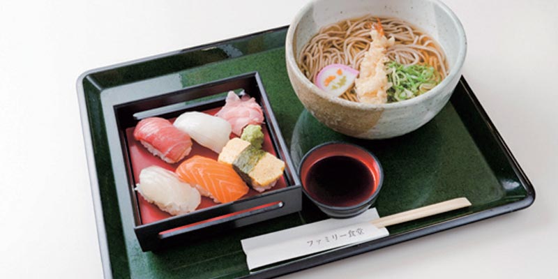 Set menu Takao di Food court di Daimaru, Kyoto, Jepang yang terdiri dari mi soba, tempura udang, dan lima jenis sushi yang salah satunya menggunakan ikan maguro.