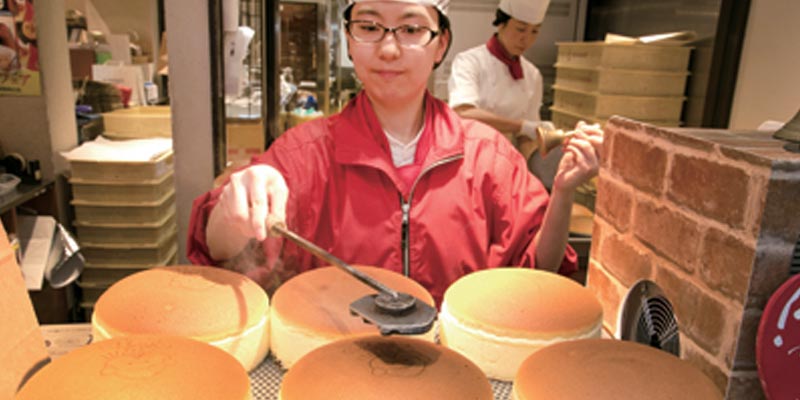 Setelah cheesecake diangkat, tidak lupa cap berlambang Rikuro Ojisan dibubuhkan pada setiap kue di depan para pelanggan sambil membunyikan lonceng. Cheesecake berdiameter 18 cm ini dihargai 685 Yen per porsi. Kue ini merupakan dessert khas Osaka yang sangat populer.