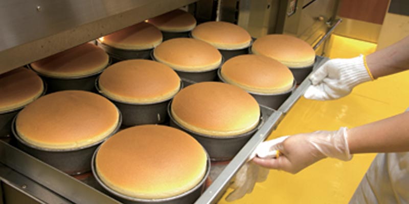 Pemanggangan cheesecake memakan waktu sekitar 45 menit. Setelah matang dan diangkat dari oven, cheesecake langsung dijual.