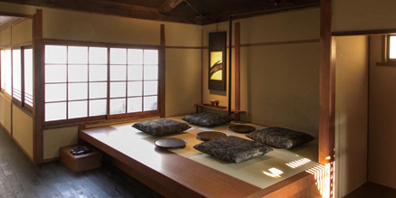 Gerai Starbucks di wilayah Ninenzaka, Kyoto, Jepang ini merupakan Starbucks pertama di dunia yang mempunyai ruangan tatami.