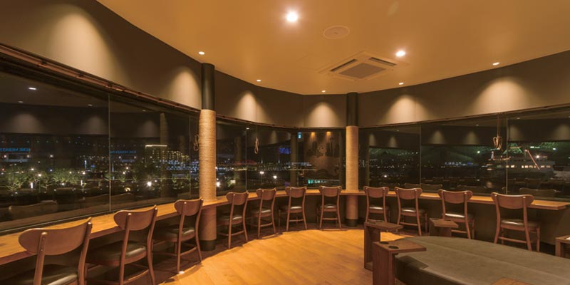 Starbucks Kobe Meriken Park di Kobe, Jepang ini memiliki panorama pemandangan Kobe di malam hari. Anda dapat bersantai di lantai dua bangunan ini.