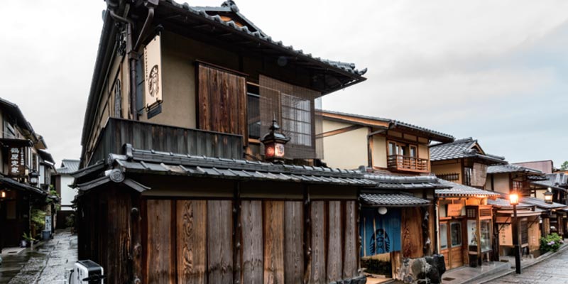 Gerai Starbucks di wilayah Ninenzaka, Kyoto, Jepang ini menggunakan bangunan yang berusia lebih dari 100 tahun.