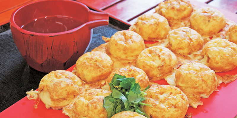 Akashiyaki yang mirip dengan takoyaki ini dijual seharga 648 Yen di Restoran Akashita Tako, Kota Akashi, Prefektur Hyogo, Jepang. Teksturnya lembut, di bagian tengahnya terdapat potongan gurita yang kenyal. 