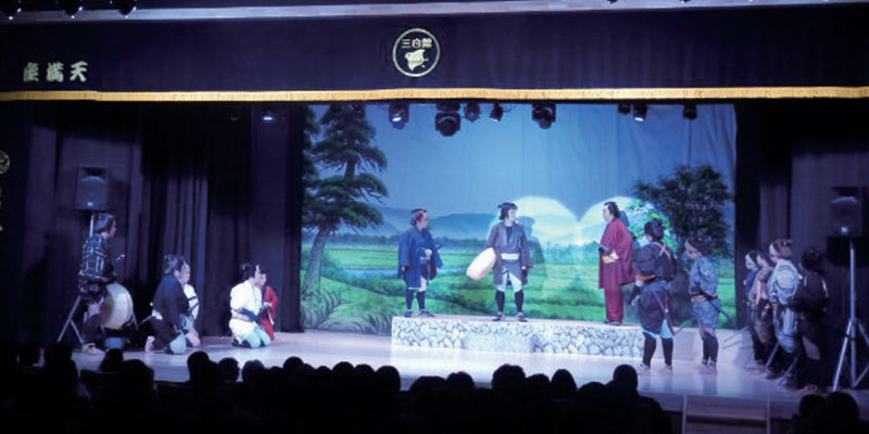 Menonton teater di Akashi Hommachi Mihakukan di Kota Akashi, Prefektur Hyogo, Jepang. 