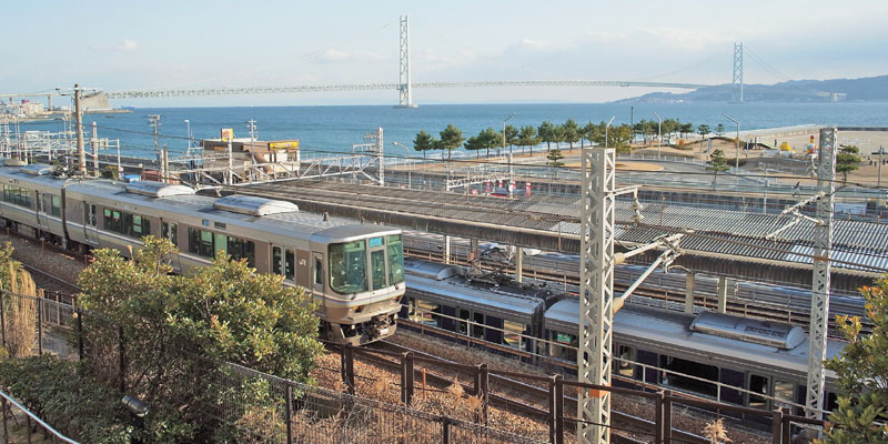 Menuju Kota Akashi di Jepang, Anda bisa naik kereta jenis shin-kaisoku JR Kobe-line dari Osaka selama kurang lebih 40 menit.