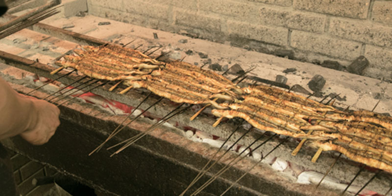 Sumibi Yaki-anago di pusat perbelanjaan Akashi Uonotana Shotengai di Kota Akashi, Prefektur Hyogo, Jepang. Anago atau belut air laut ini dibakar di atas arang dengan membelah bagian tengah perutnya.