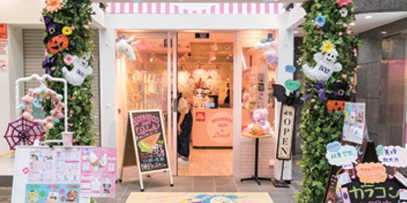 ECONECO Café and Sweet pertama yang terletak di daerah perbelanjaan Utara Shinsaibashi-suji, Osaka, Jepang.

