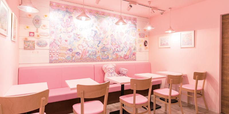 ECONECO Café and Sweet?pertama yang terletak di daerah perbelanjaan Utara Shinsaibashi-suji, Osaka. Interior kafenya unik, sehingga menarik untuk dijadikan spot foto.