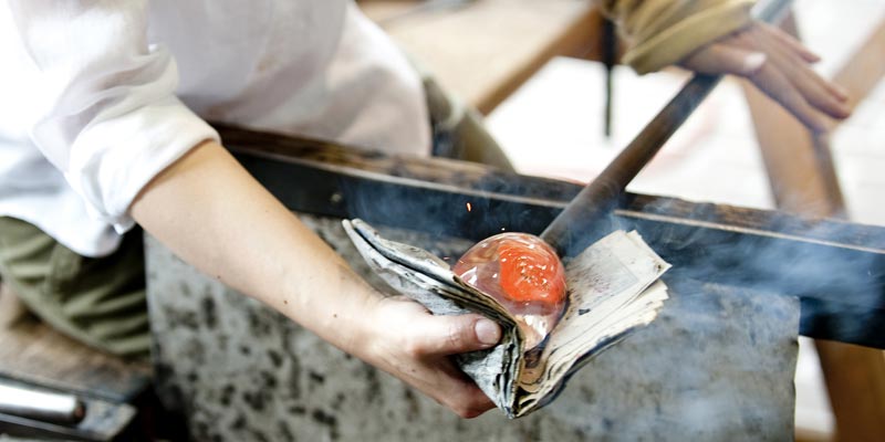 Fuki-garasu adalah cara pembuatan gelas atau vas yang dibuat dengan cara membentuk gumpalan kaca panas yang pada besi yang panjangnya satu meter, kemudian ditiup hingga bentuknya jadi sesuai selera. Pembuatan gelas ini bisa ditemui di Museum Azumino Art Hills di Prefektur Nagano, Jepang.