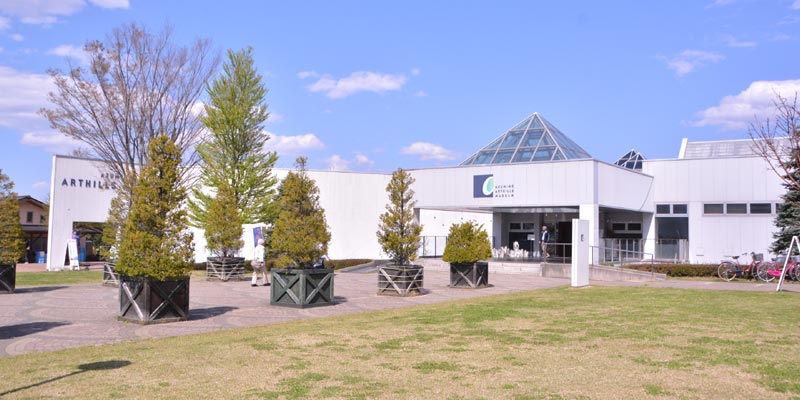Museum Azumino Art Hills di Prefektur Nagano, Jepang. Selain dapat menikmati seni gelas nan cantik, kegiatan populer lainnya adalah membuat gelas sendiri.