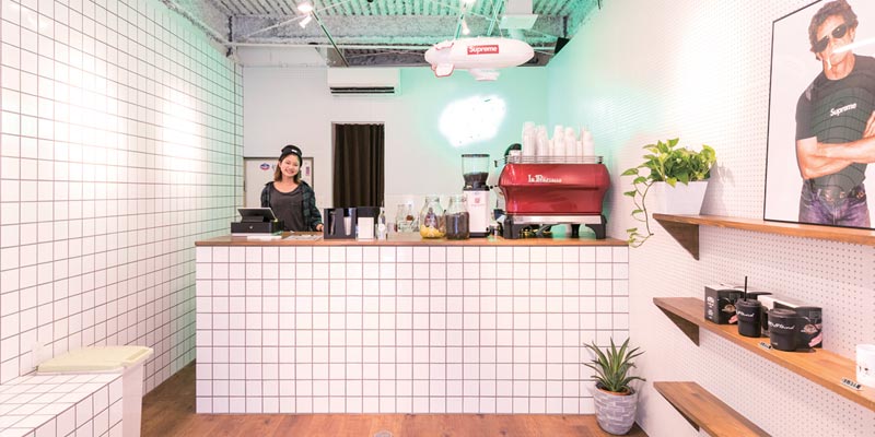 Desain Kafe W/O STAND SHINSAIBASHI di Kansai, Jepang, ini sangat stylish dengan dinding keramik berwarna putih yang dipadu dengan lantai kayu.