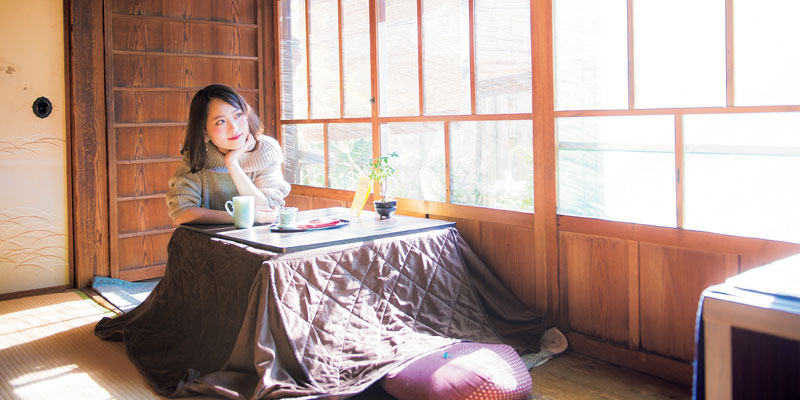 Meja kotatsu yang diletakkan di dekat jendela merupakan tempat populer di antara pengunjung di Kafe Tsubame.