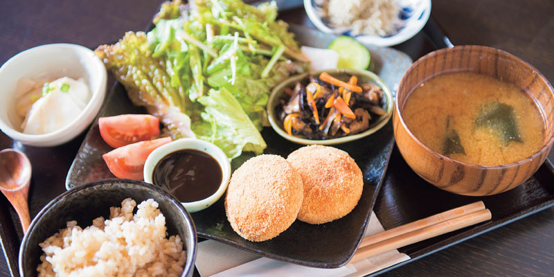 Set menu makan siang Okara Korokke-zen di Kafe Tsubame, Jepang, adalah hidangan sehat yang tidak menggunakan daging.