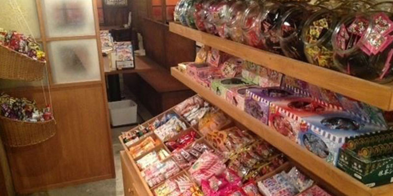 Dagashi Bar atau bar permen dalam bahasa Indonesia mempunyai konsep makan permen sepuasnya. Di kota Tokyo, Jepang, mereka membuka cabang di Shinjuku, namanya Shinjuku Dagashi Bar. Selain menyediakan lebih dari 100 jenis permen, Dagashi Bar juga dijual berbagai macam menu makanan dan minuman.